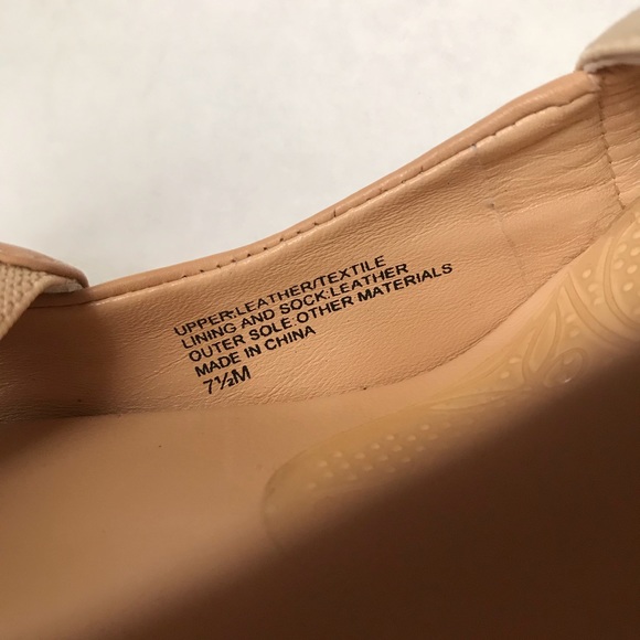 Banana Republic Nude/Tan Leather Stacked Heel - Picture 8 of 8